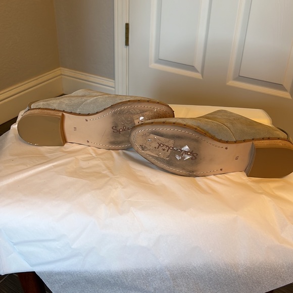 Splendid taupe/light gray suede slip on shoe, stud detail on sole - Picture 7 of 8